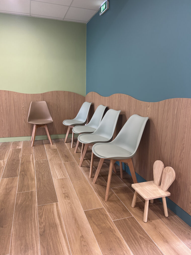 Salle d'attente aménagée dans un pôle pédiatrique à Aix-en-Provence