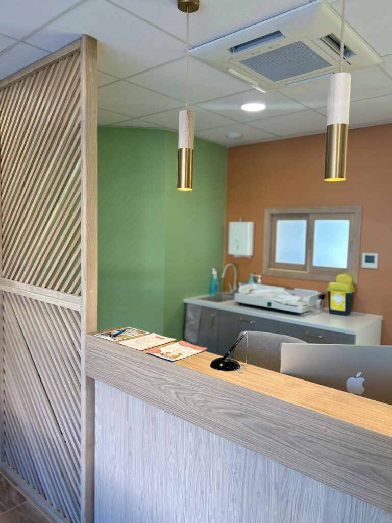 Espace d'accueil avec claustra bois dans un pôle pédiatrique à Aix-en-Provence