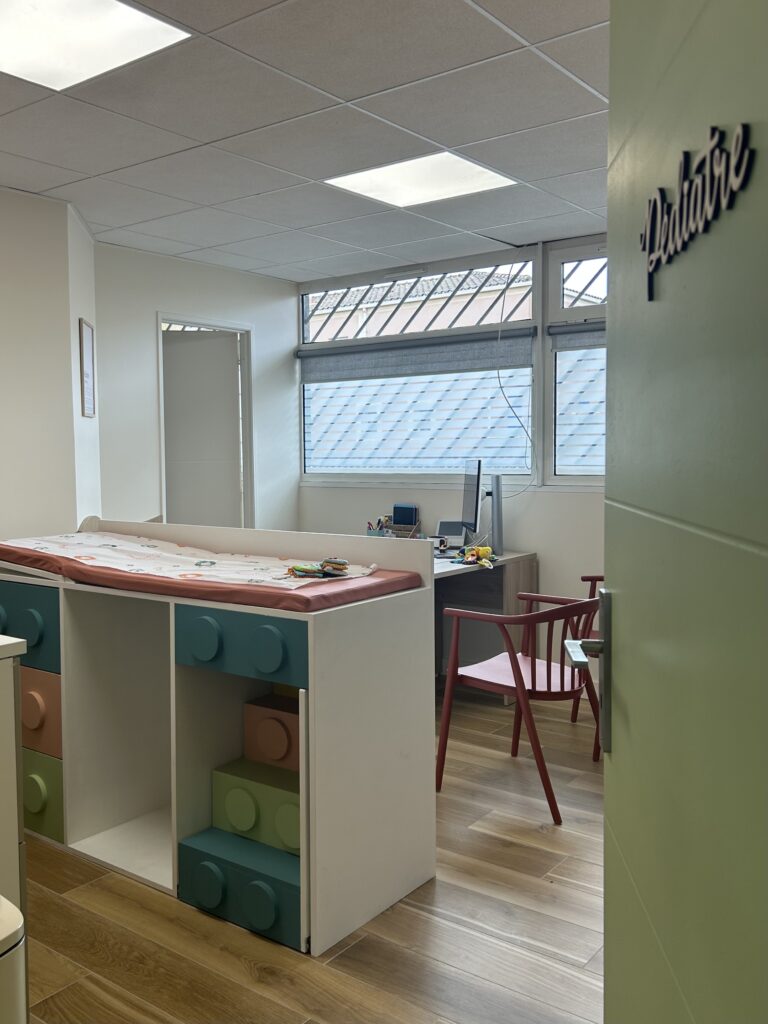 Bureau pédiatre aménagée dans un pôle pédiatrique à Aix-en-Provence
