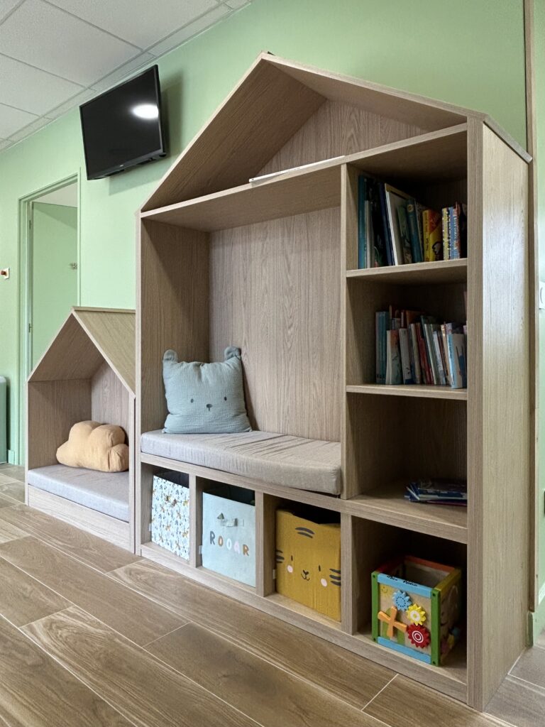 Espace enfants aménagé dans la salle d'attente d'un pôle pédiatrique à Aix-en-Provence