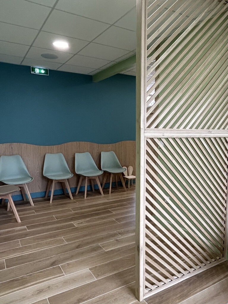 Salle d'attente aménagée dans un pôle pédiatrique à Aix-en-Provence