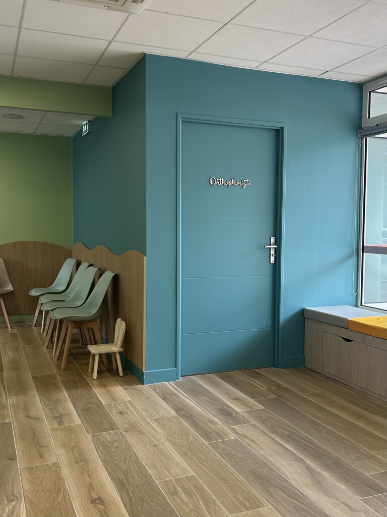 Aménagement de la salle d'attente dans un pôle pédiatrique à Aix-en-Provence