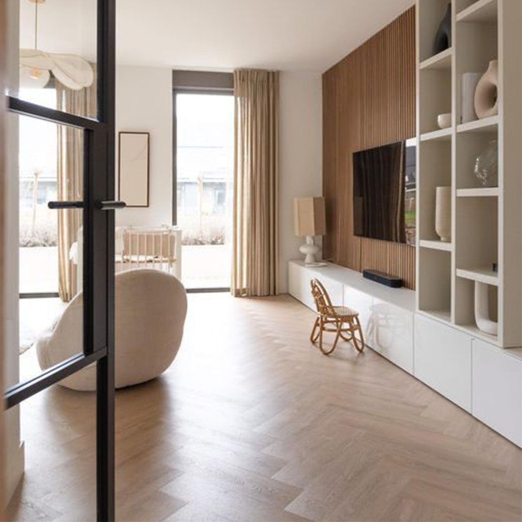 Parquet en chêne posé en chevron dans un salon contemporain lumineux