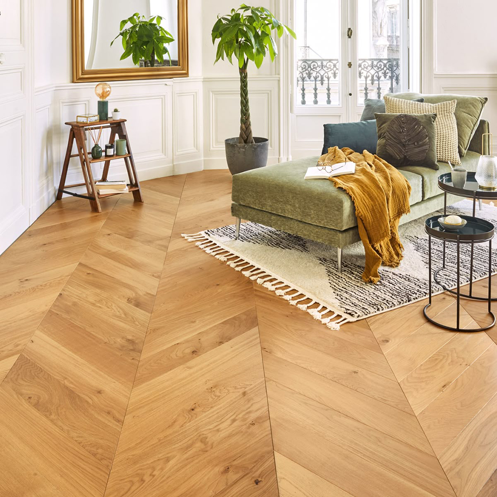 Parquet en chêne massif en pose chevron dans un salon rénové à Marseille