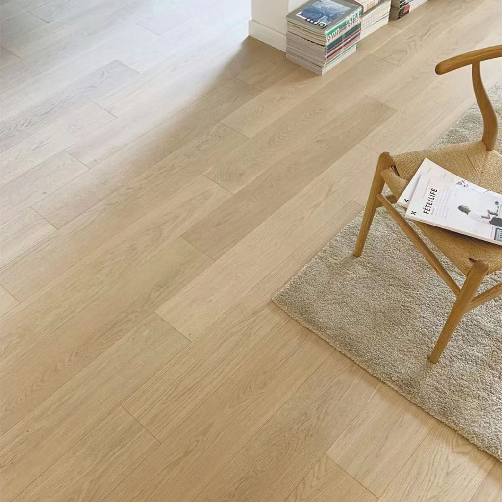 Parquet contrecollé en chêne clair dans un salon moderne et lumineux