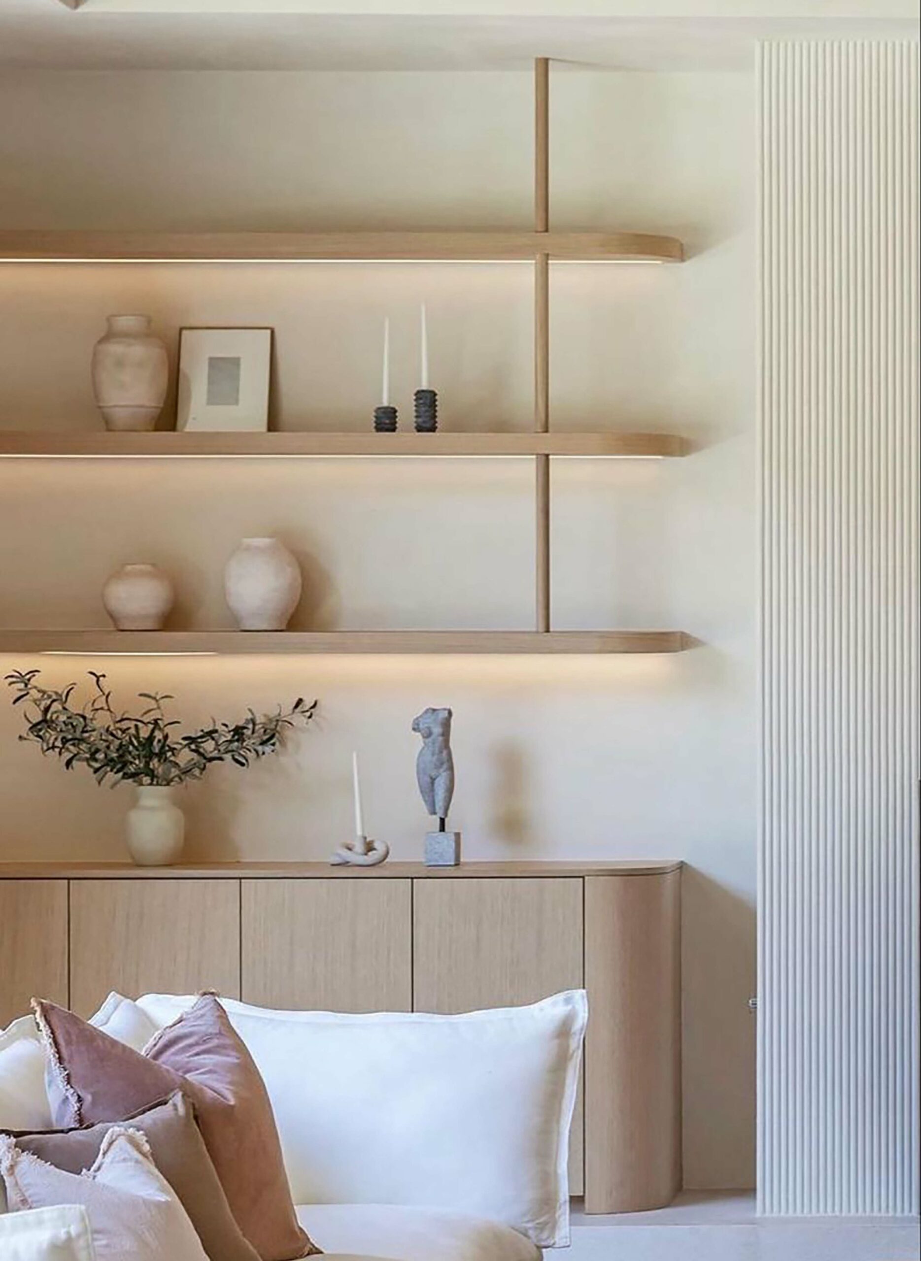 Étagères murales design en bois naturel - aménagement sur-mesure ADJ Intérieurs