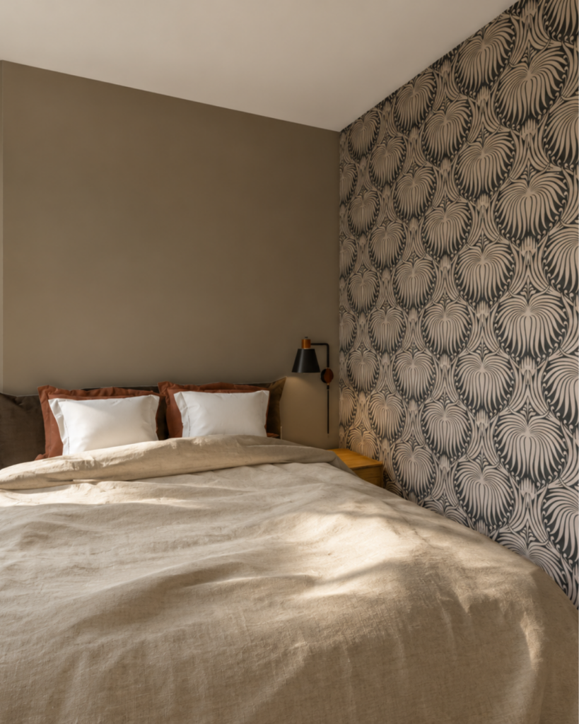 Chambre rénovée avec tête de lit en papier peint Lotus Farrow & Ball