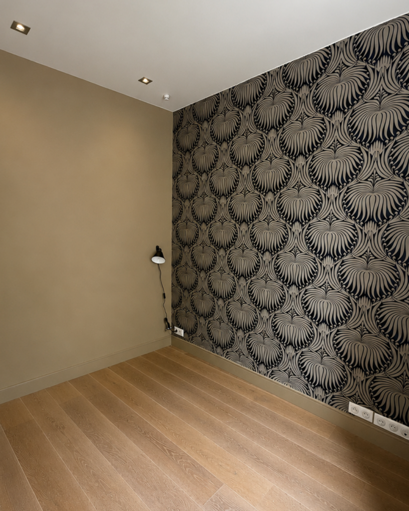 Mur d'accent avec papier peint Farrow and Ball dans un studio rénové à Lille par ADJ Intérieurs.