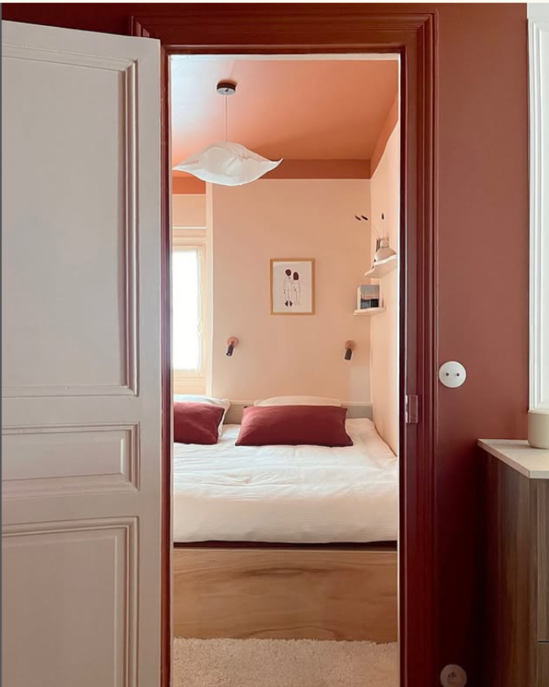 Chambre avec encadrement de porte terracotta profond et intérieur rosé, ADJ Intérieurs Marseille