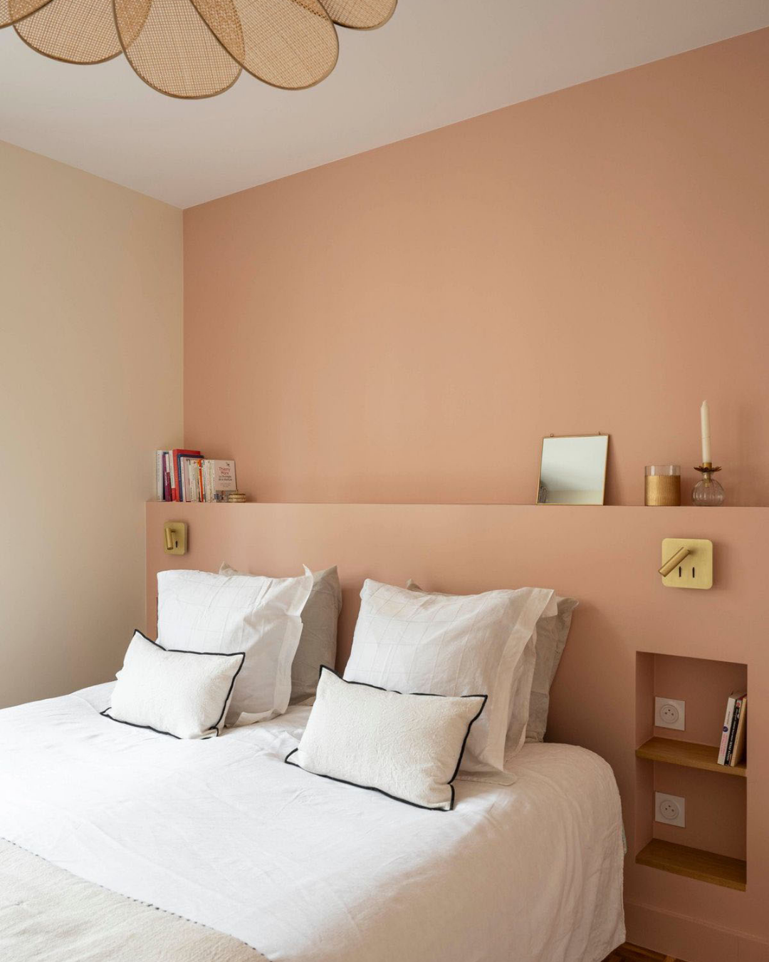 Chambre aux murs terracotta rosé doux avec linge blanc et lumière naturelle, ADJ Intérieurs Marseille