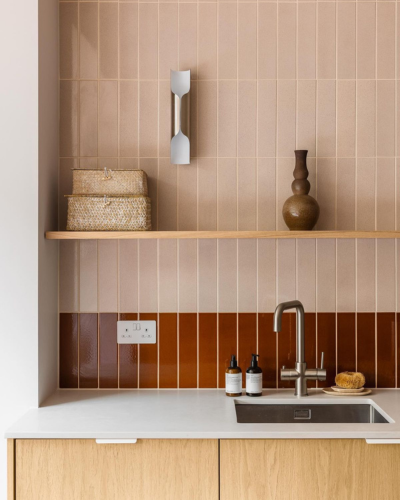 Détail carrelage bicolore terracotta et rose poudré en cuisine, ADJ Intérieurs Marseille