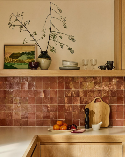Crédence de cuisine en zellige terracotta avec étagère bois, ADJ Intérieurs Marseille