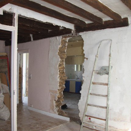 Chantier d'ouverture de mur porteur avec étaiement et pose de poutre IPN