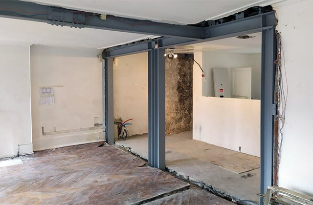 Ouverture de mur porteur renforcée par une structure métallique en chantier