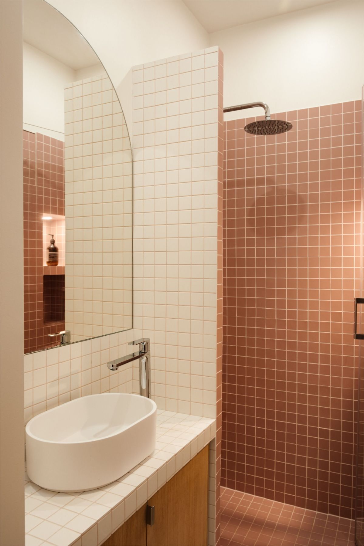 Douche en petits carreaux terracotta et vasque blanche — salle de bain aux tons chauds, PACA